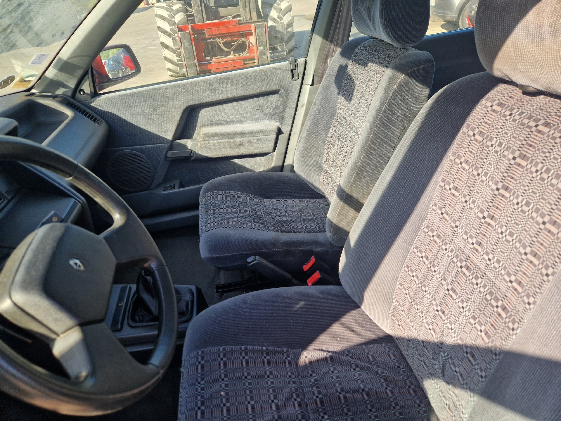 Feu arriere principal gauche (feux) pour RENAULT R21 PHASE 2 Feu arriere principal gauche (feux) pour RENAULT R21 PHASE 2