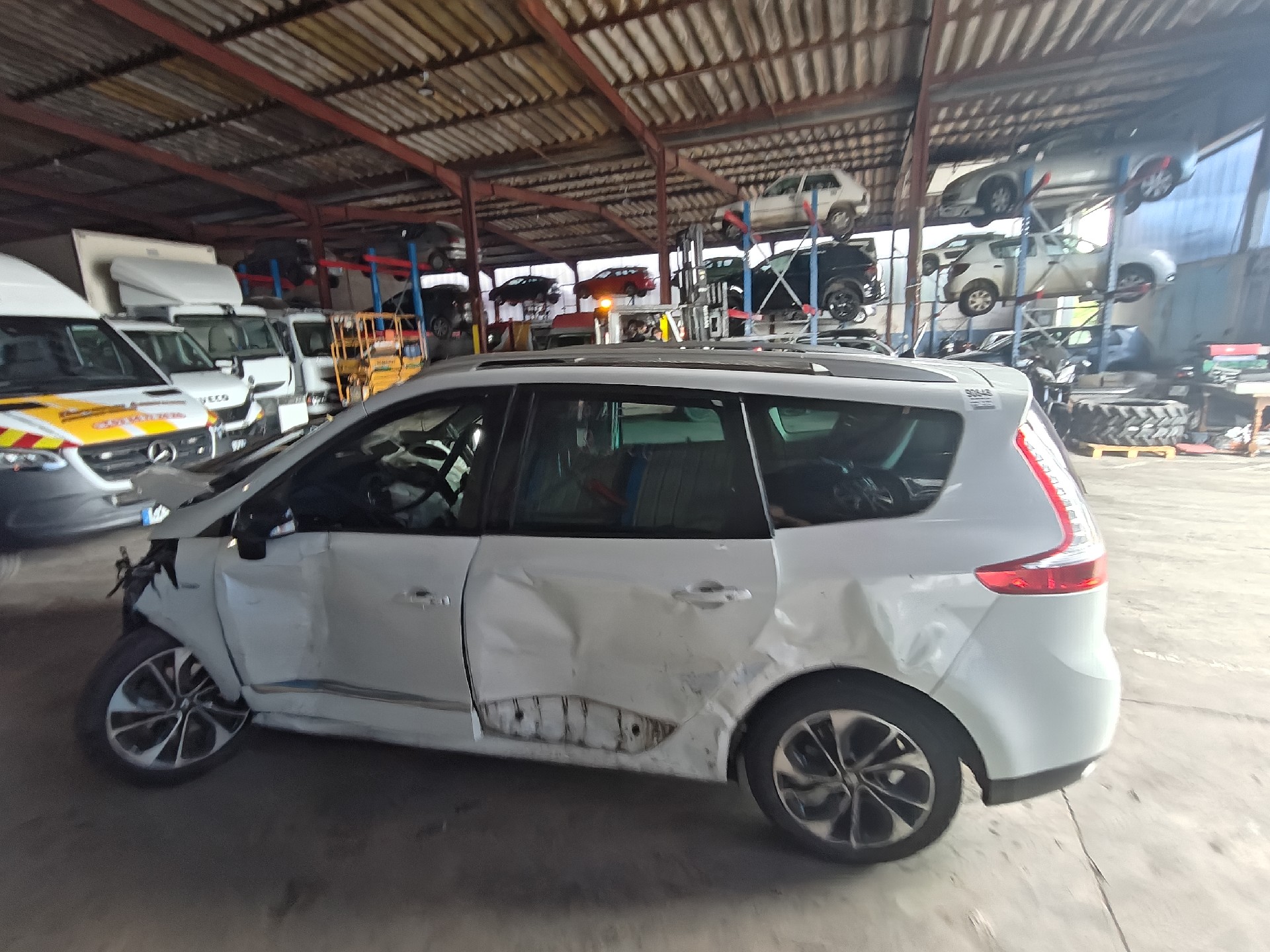 Arret de porte avant gauche pour RENAULT SCENIC 3 PHASE 3 Arret de porte avant gauche pour RENAULT SCENIC 3 PHASE 3
