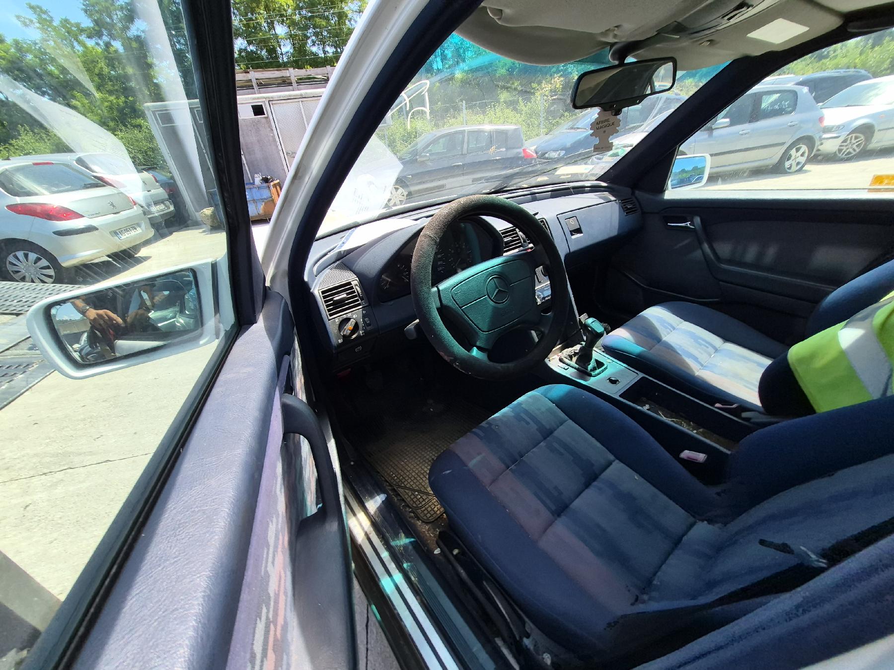 Feu arriere principal gauche (feux) pour MERCEDES CLASSE C 202 PHASE 1 Feu arriere principal gauche (feux) pour MERCEDES CLASSE C 202 PHASE 1