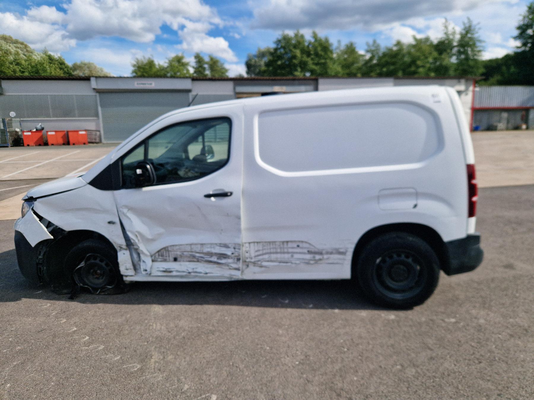 Charniere de capot pour PEUGEOT PARTNER 3 PHASE 1 Charniere de capot pour PEUGEOT PARTNER 3 PHASE 1