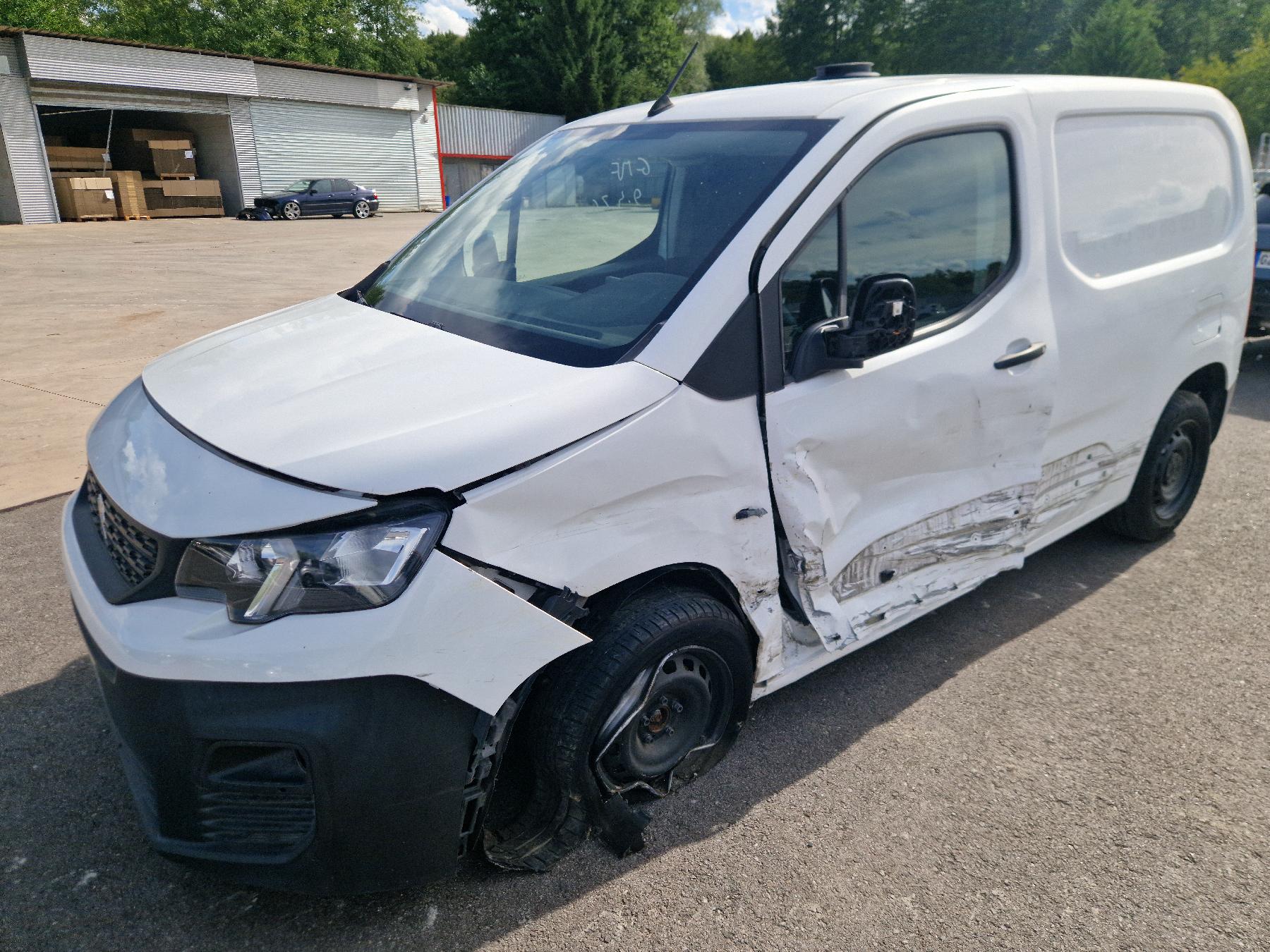 Charniere de capot pour PEUGEOT PARTNER 3 PHASE 1 Charniere de capot pour PEUGEOT PARTNER 3 PHASE 1
