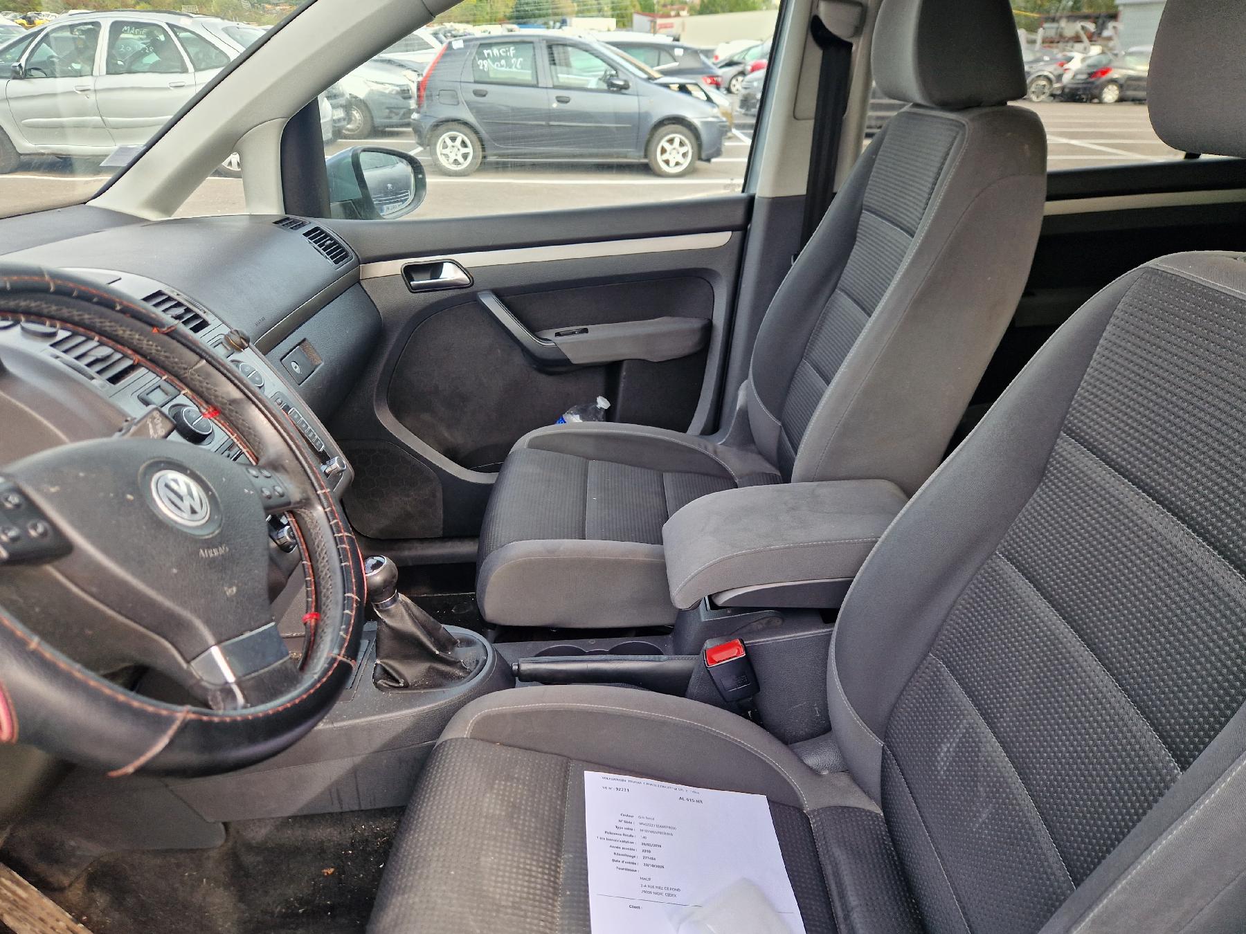 VOLKSWAGEN TOURAN 1