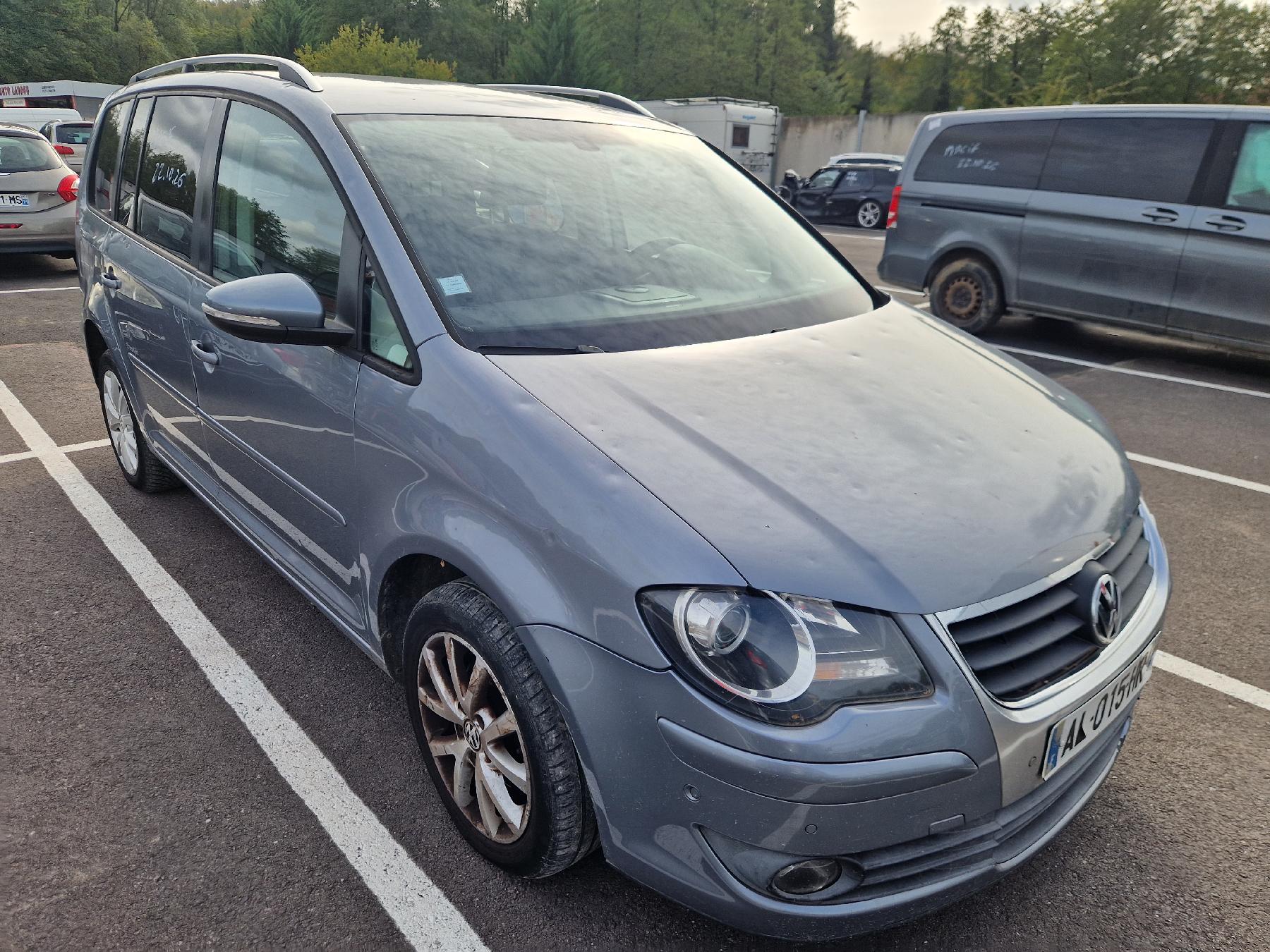 VOLKSWAGEN TOURAN 1