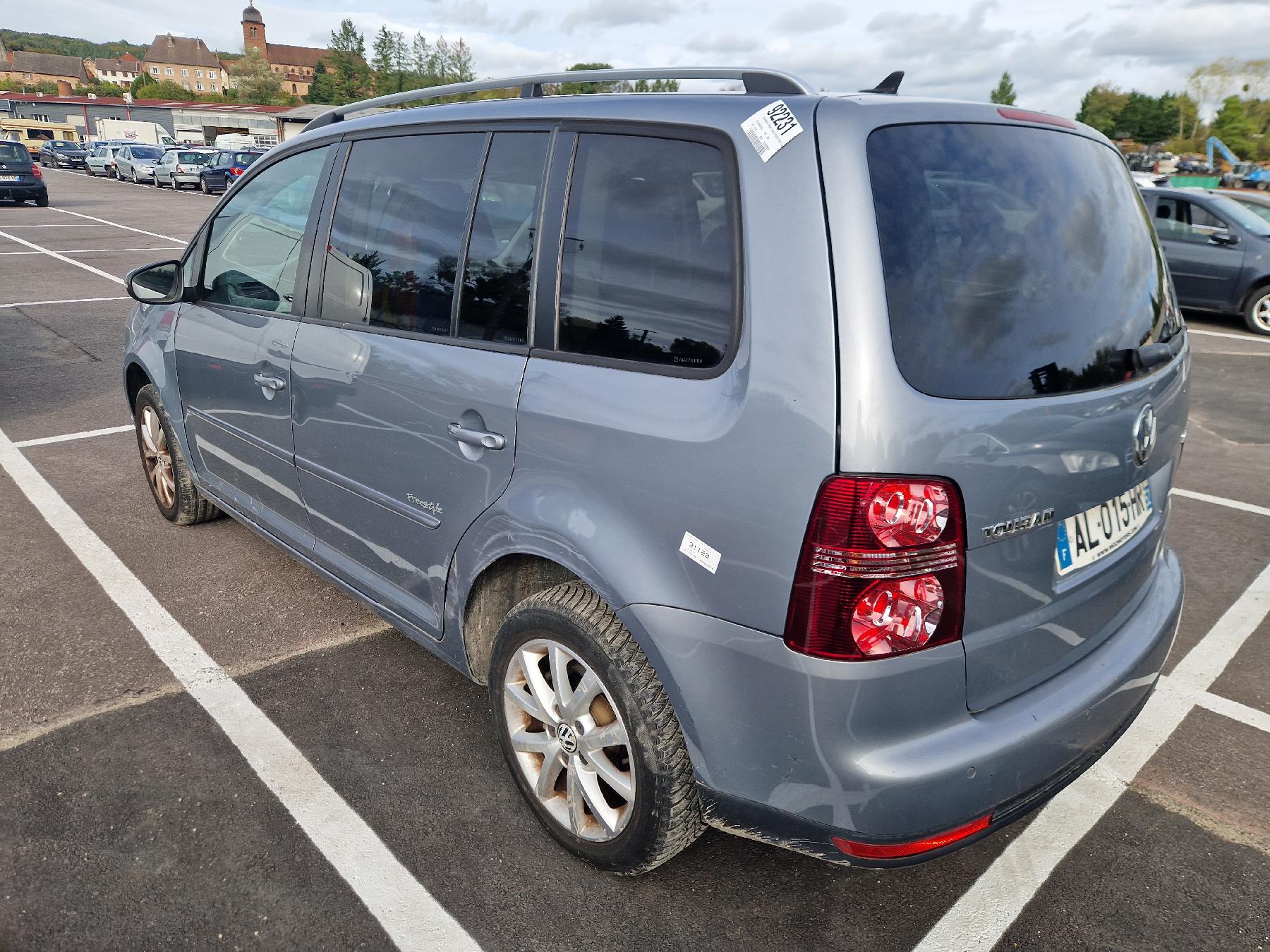 VOLKSWAGEN TOURAN 1