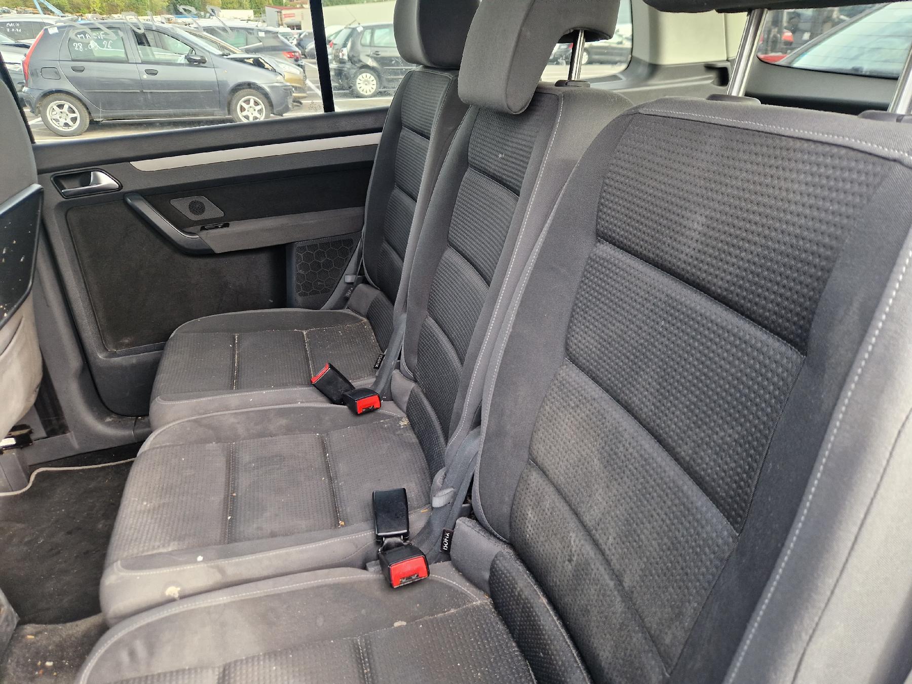 VOLKSWAGEN TOURAN 1