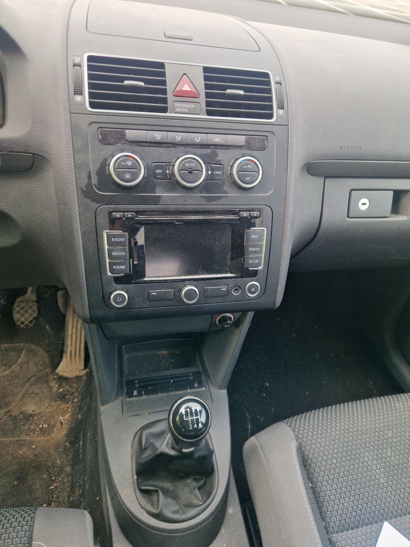 VOLKSWAGEN TOURAN 2