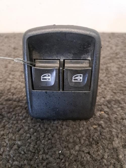 Image Interrupteur de leve vitre avant gauche - RENAULT TRAFIC 3 COURT