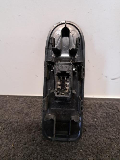 Image Interrupteur de leve vitre avant droit - CITROEN C3 II