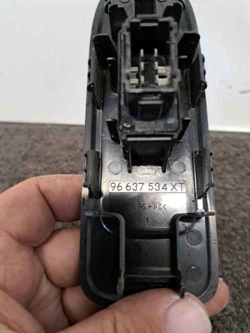 Image Interrupteur de leve vitre avant droit - CITROEN C3 II
