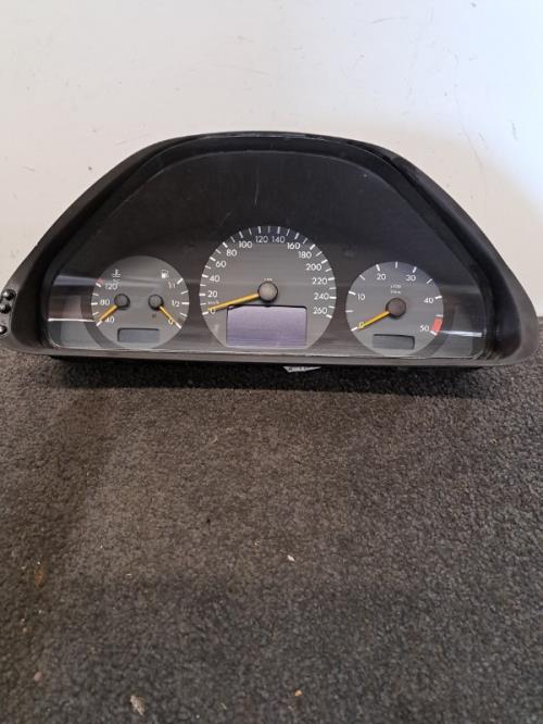 Image Compteur - MERCEDES CLASSE E 210