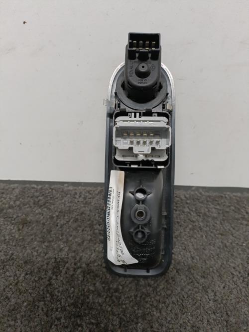 Image Interrupteur de leve vitre avant gauche - RENAULT CLIO 3