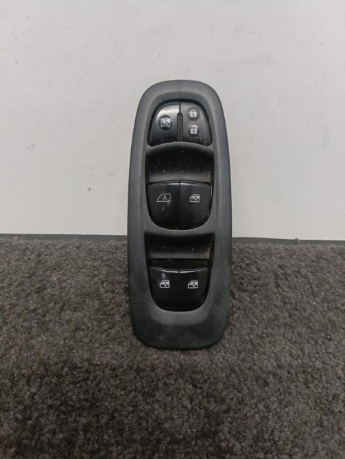 Image Interrupteur de leve vitre avant gauche - RENAULT KADJAR
