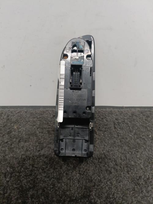 Image Interrupteur de leve vitre avant gauche - BMW SERIE 1 E81
