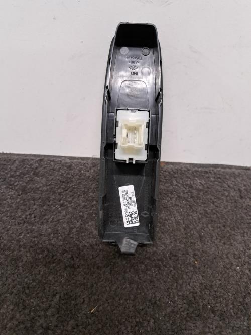 Image Interrupteur de leve vitre avant droit - RENAULT KANGOO 3