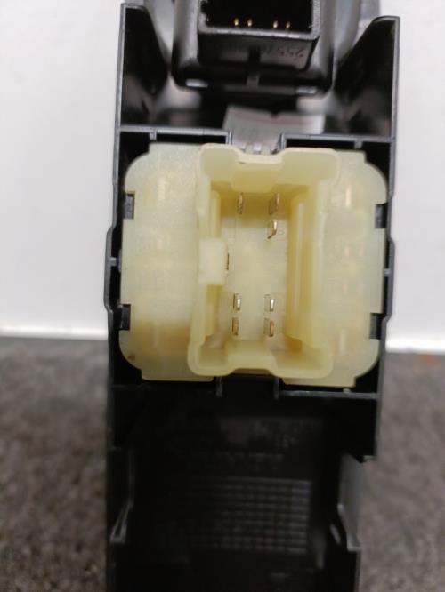 Image Interrupteur de leve vitre avant gauche - RENAULT CLIO 4