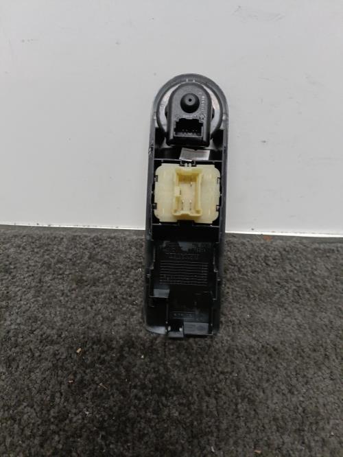 Image Interrupteur de leve vitre avant gauche - RENAULT CLIO 4
