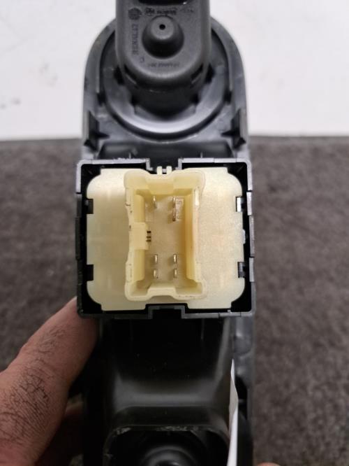Image Interrupteur de leve vitre avant gauche - RENAULT TWINGO 3