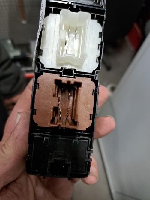 Image Interrupteur de leve vitre avant gauche - DACIA DUSTER 2