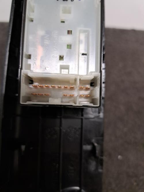 Image Interrupteur de leve vitre avant gauche - NISSAN MICRA 4
