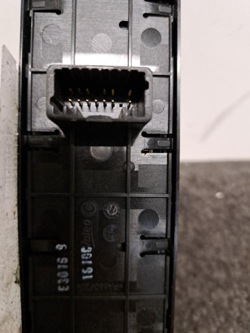 Image Interrupteur de leve vitre avant gauche - RENAULT MEGANE 3