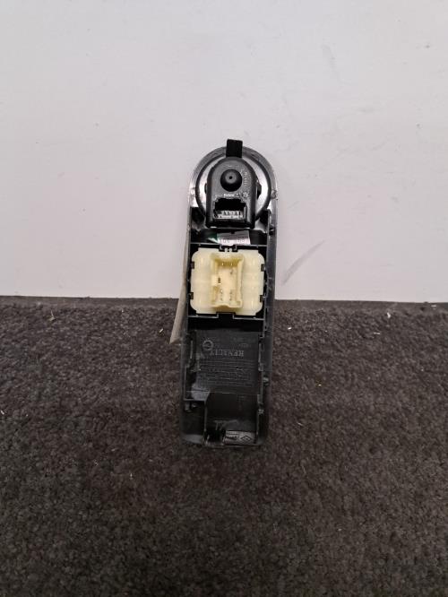 Image Interrupteur de leve vitre avant gauche - RENAULT CLIO 4