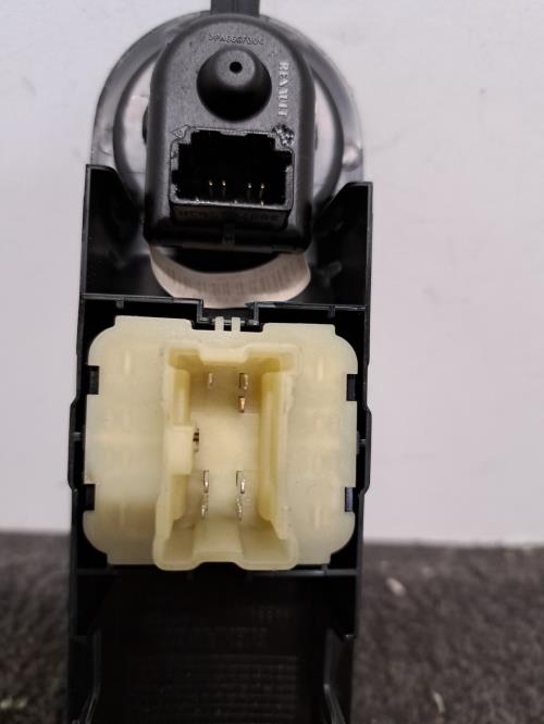 Image Interrupteur de leve vitre avant gauche - RENAULT CLIO 4