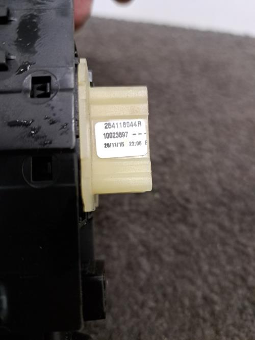 Image Interrupteur de leve vitre avant gauche - RENAULT CLIO 4