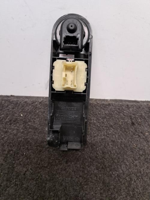 Image Interrupteur de leve vitre avant gauche - RENAULT CLIO 4
