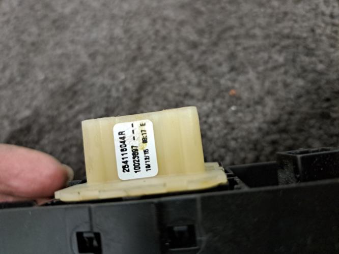 Image Interrupteur de leve vitre avant gauche - RENAULT CLIO 4