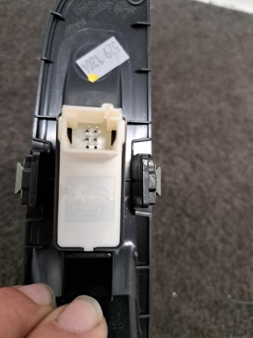 Image Interrupteur de leve vitre arriere droit - PEUGEOT 5008 2