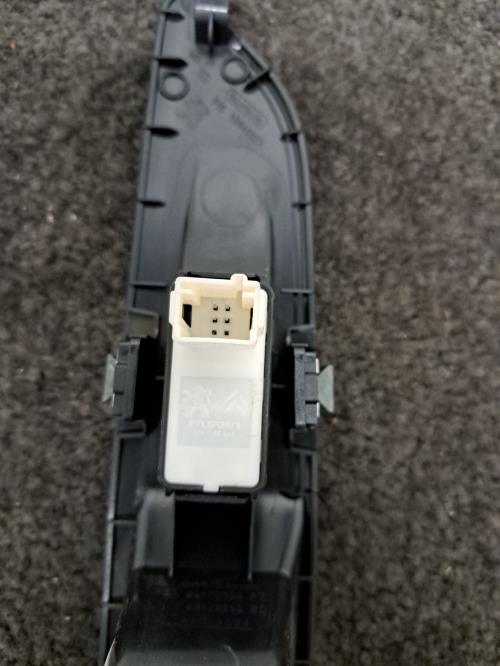 Image Interrupteur de leve vitre arriere gauche - PEUGEOT 5008 2