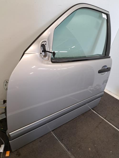Image Porte avant gauche - MERCEDES CLASSE E 210