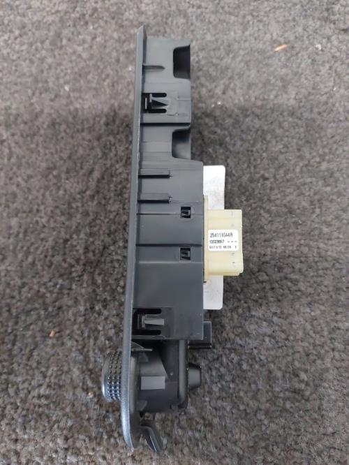 Image Interrupteur de leve vitre avant gauche - RENAULT CLIO 4
