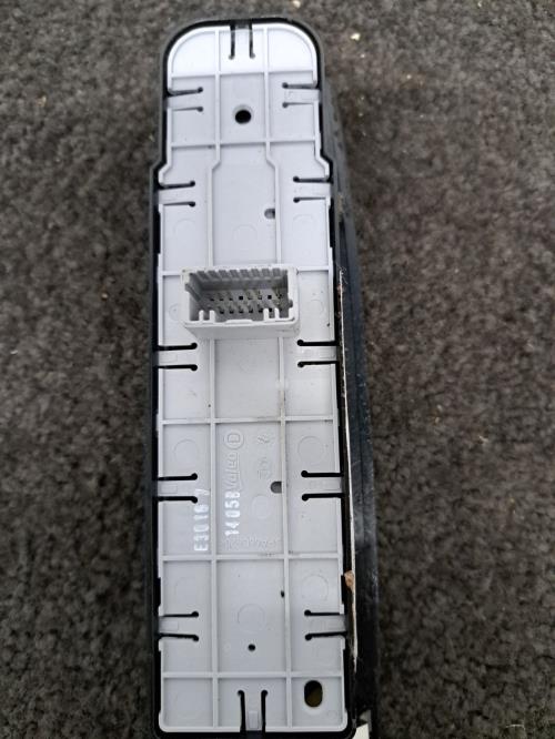 Image Interrupteur de leve vitre avant gauche - RENAULT SCENIC 3