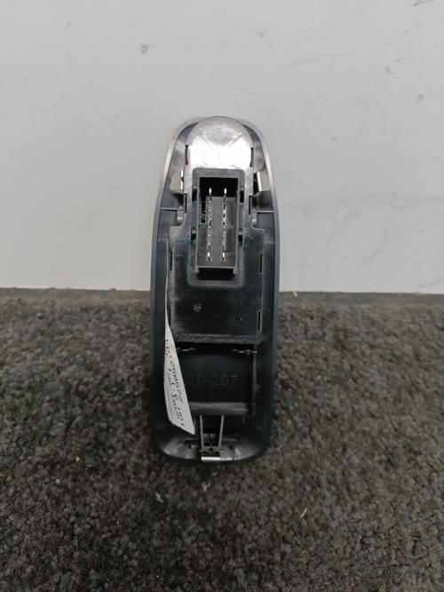 Image Interrupteur de leve vitre avant gauche - PEUGEOT 208 1