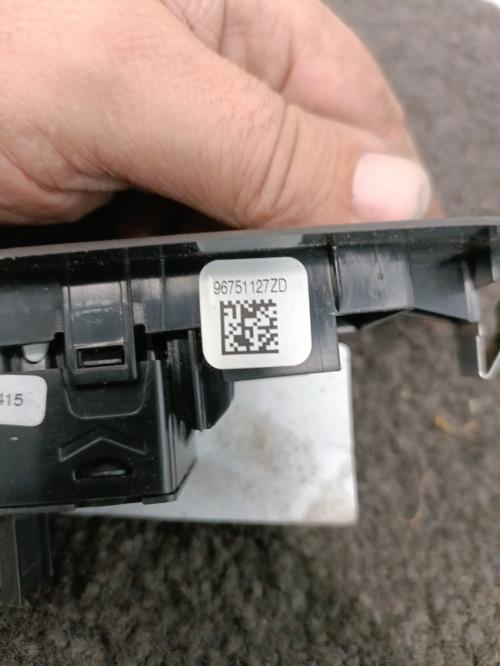 Image Interrupteur de leve vitre avant gauche - PEUGEOT 208 1