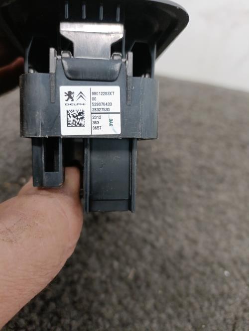Image Interrupteur de leve vitre avant gauche - CITROEN C3 2