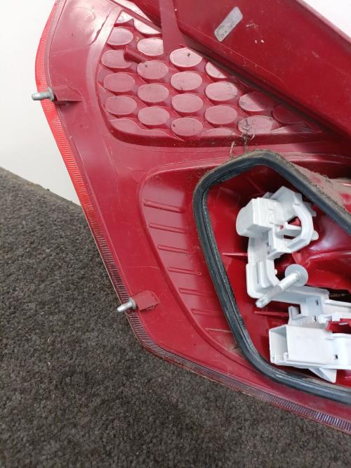 Image Feu arriere principal droit (feux) - FORD FIESTA 6