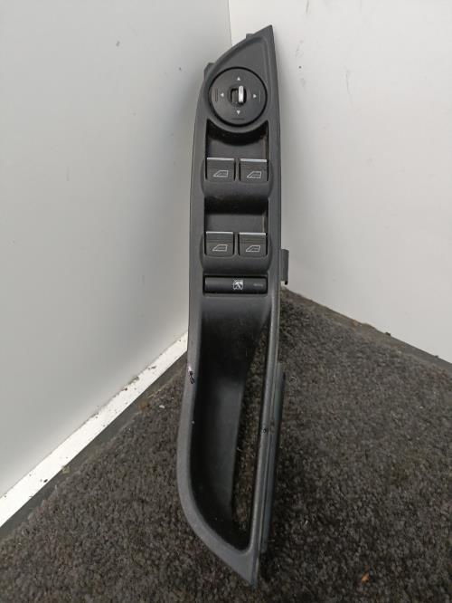Image Interrupteur de leve vitre avant gauche - FORD FOCUS 3