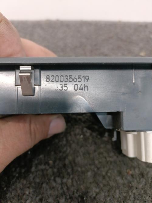 Image Interrupteur de leve vitre avant gauche - RENAULT CLIO 3