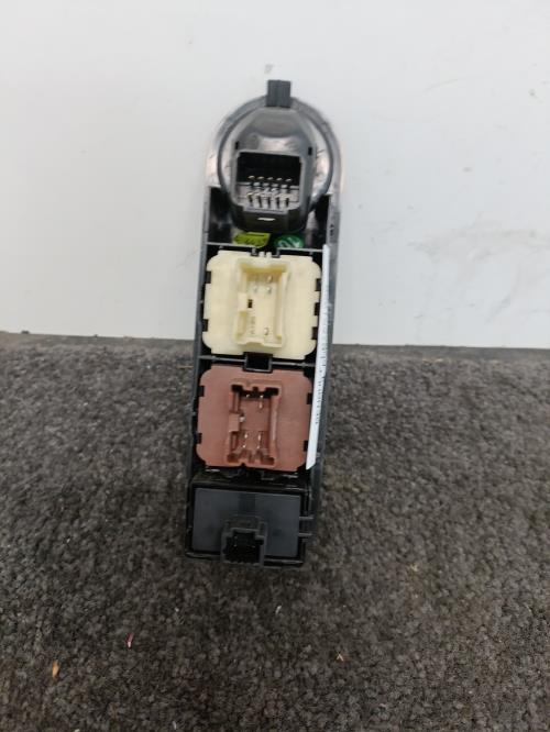 Image Interrupteur de leve vitre avant gauche - RENAULT CLIO 4