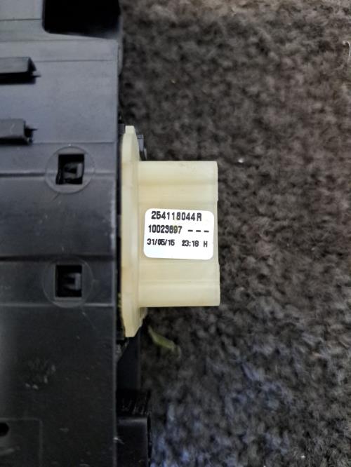Image Interrupteur de leve vitre avant gauche - RENAULT CLIO 4