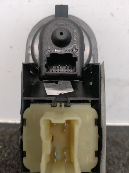 Image Interrupteur de leve vitre avant gauche - RENAULT CLIO 4