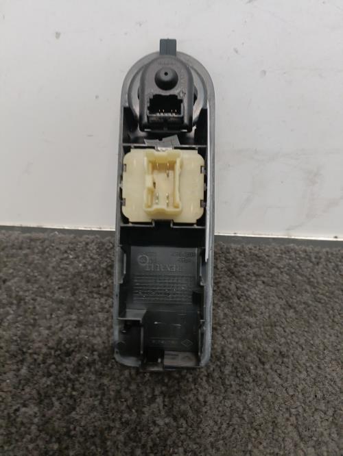 Image Interrupteur de leve vitre avant gauche - RENAULT CLIO 4