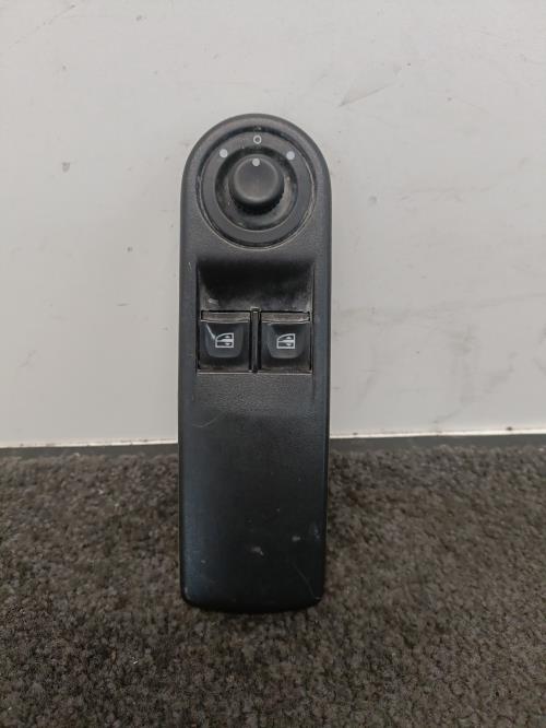 Image Interrupteur de leve vitre avant gauche - RENAULT CLIO 4