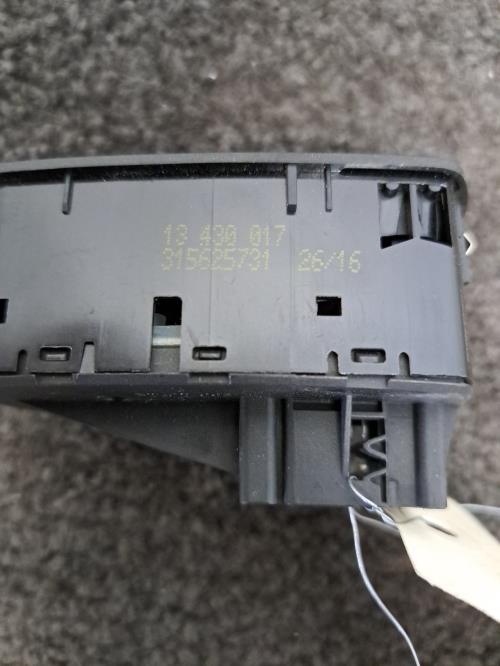 Image Interrupteur de leve vitre avant gauche - OPEL CORSA E