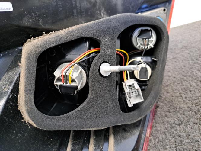 Image Feu arriere principal droit (feux) - FORD FIESTA 6