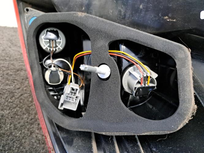 Image Feu arriere principal gauche (feux) - FORD FIESTA 6