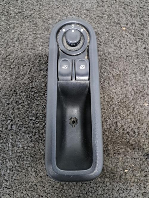 Image Interrupteur de leve vitre avant gauche - RENAULT CLIO 3