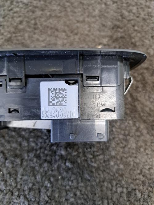 Image Interrupteur de leve vitre avant gauche - PEUGEOT 208 1
